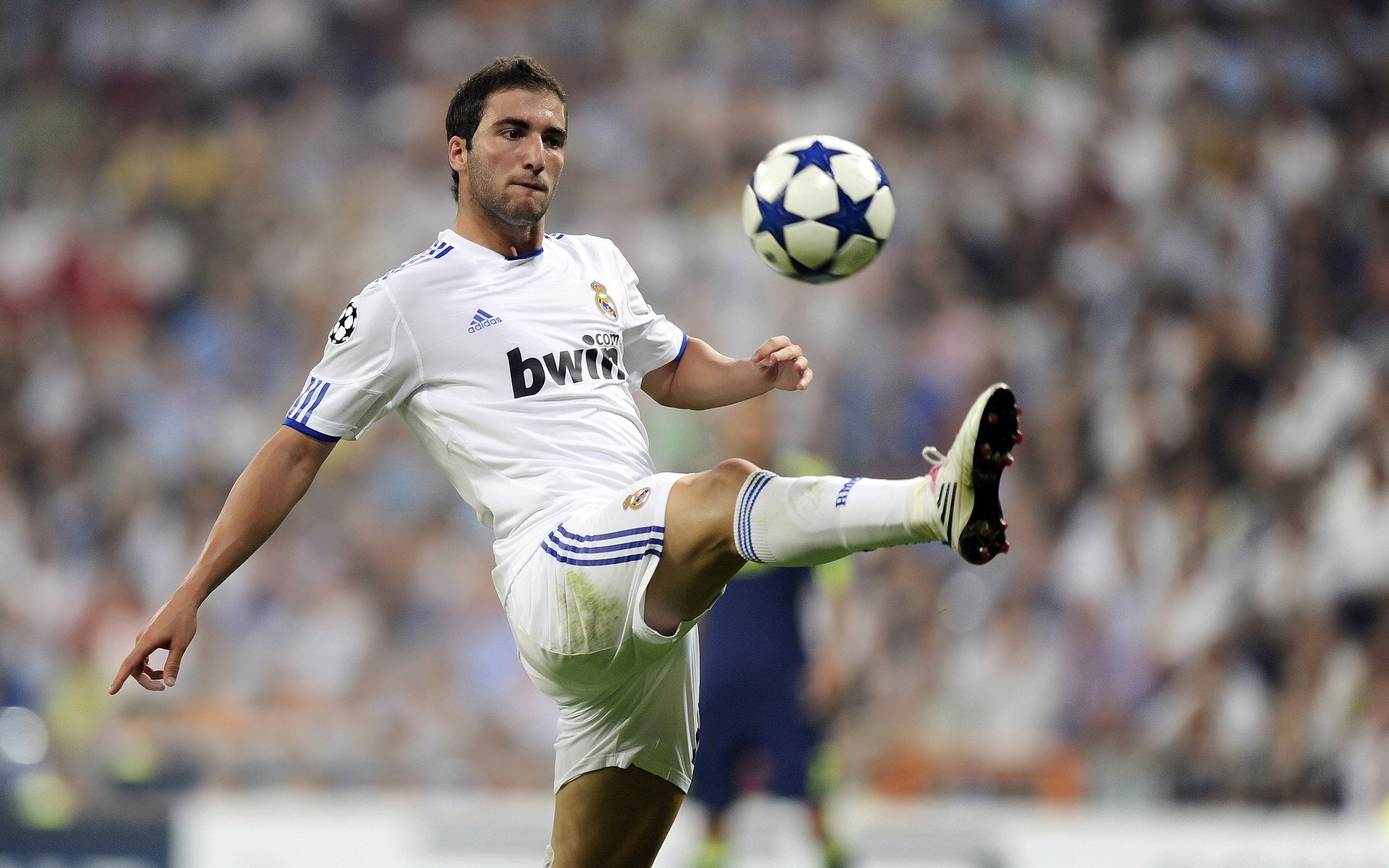 中超联赛的商业生态被分析师视为成长空间巨大,中超俱乐部估值